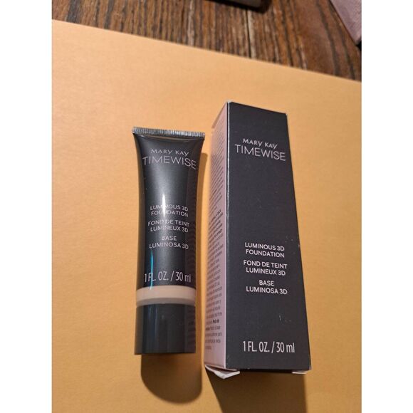 Mary Kay TimeWise Luminous 3D Foundation Ivory 130 1oz NIB Box Wear - Picture 1 of 3